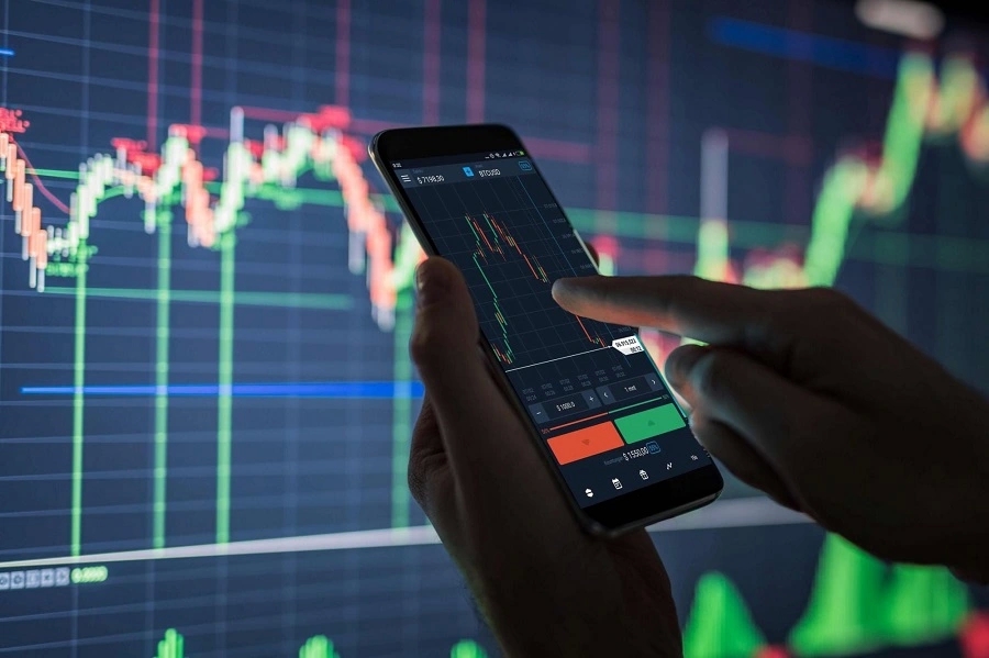 Why futures contracts are popular among traders?